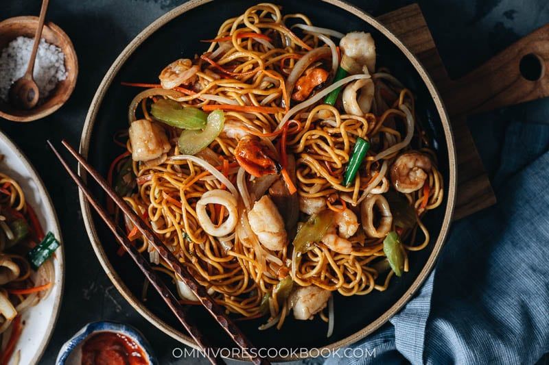 Marinated and fried fish fillet and crab with fried noodles