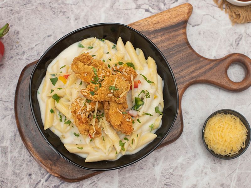 Crispy Chicken And White Sauce Pasta