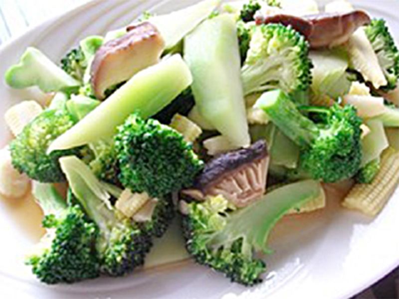 32. Pad Broccoli Gab Shiitake Nam Man Hoy