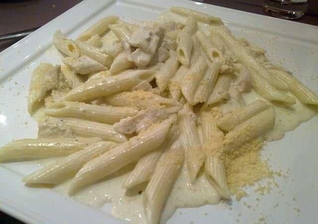 White Sauce Pasta With Chicken Zinger