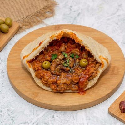 ساندويتش فول بصلصة الطماطم