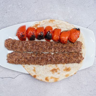 ربع دجاج مع 3 قطع كفتة وقطعتين ترب