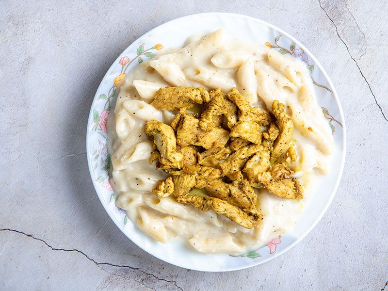 Pasta with Chicken and White Sauce