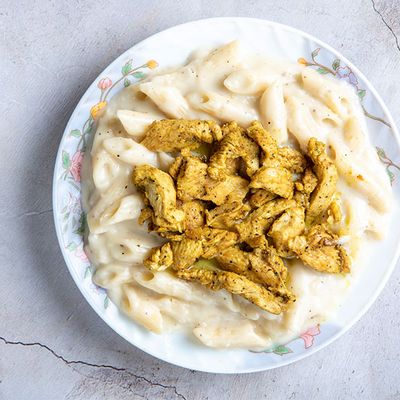 Pasta with Chicken and White Sauce