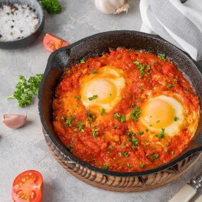 Fried eggs with tomatoes