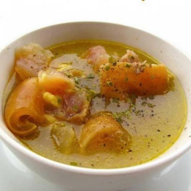 Knuckles Soup with Knuckles Pieces