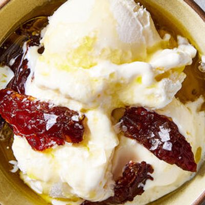 Vanilla ice cream with date pieces