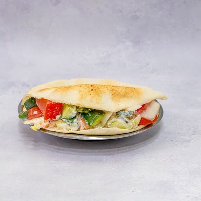 ساندويش جبنة فلاحي مع طماطم