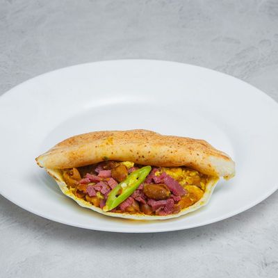 Foul sandwich with pastrami