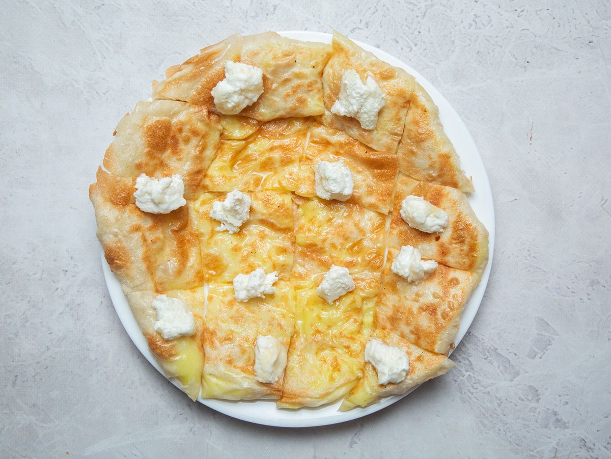 Basbousa with Qeshta feteera