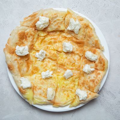 Basbousa with Qeshta feteera