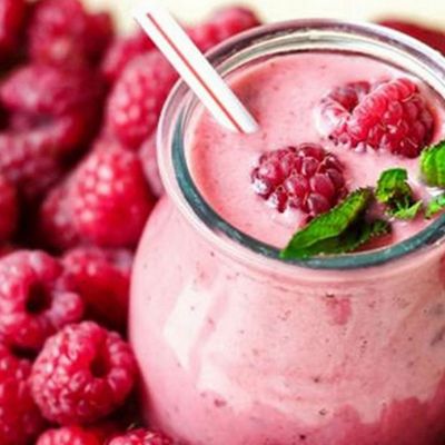 berries with milk