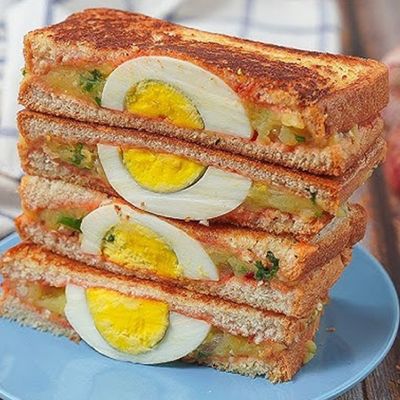 ساندويش بطاطس وبيض مسلوق