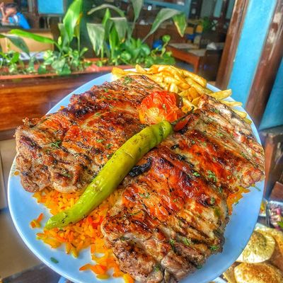 طبق دجاج منزوع العظم