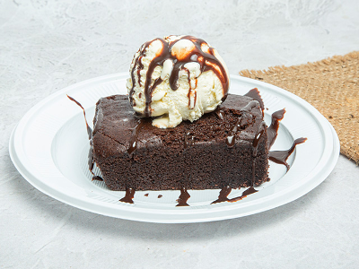 Small Brownies With Ice Cream