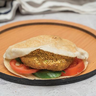 ساندويتش فلافل مع كيري وباسترما