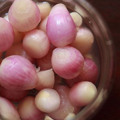 Onion With Vinegar And Dakkah