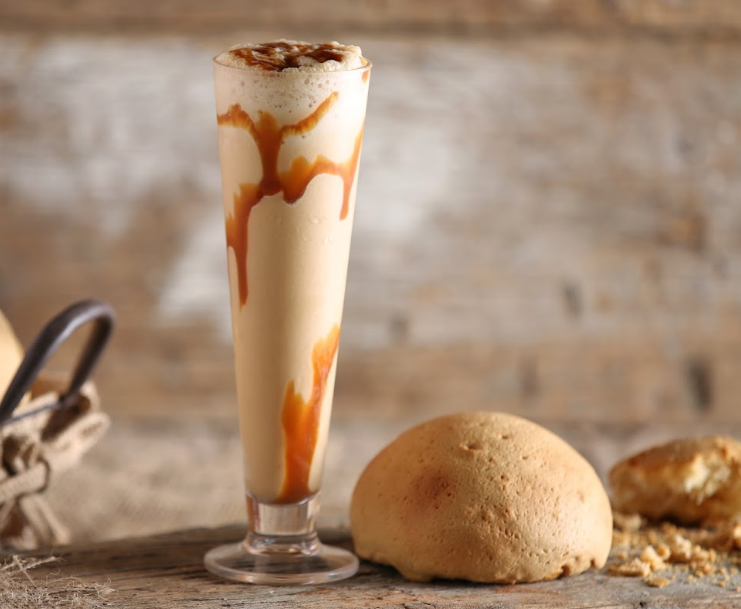 Iced Caramel Macchiato With Bun
