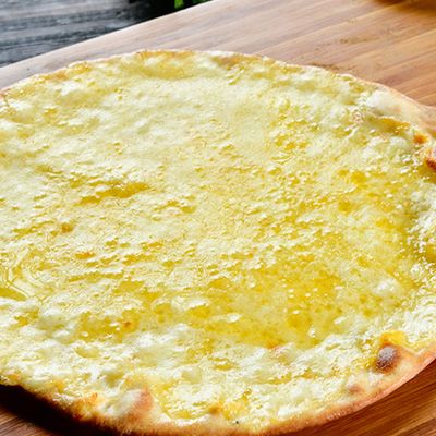 جبنة شيدر مع جبنة موزاريلا وجبنة كاشكافال