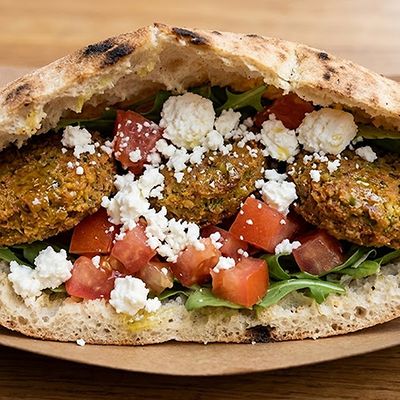 طعمية بالجبنة والطماطم