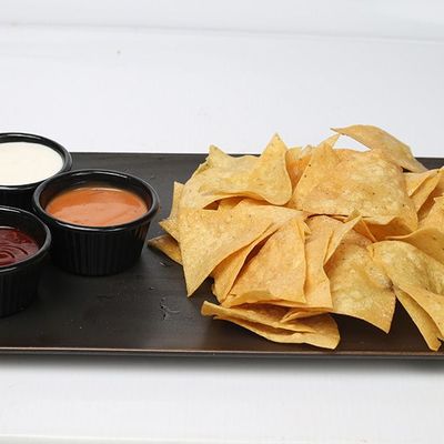 رقائق البطاطس مع صلصة الجبن