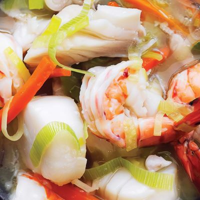 شوربة مأكولات بحرية صافية