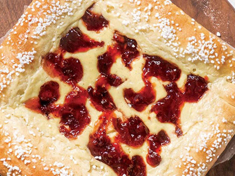 Qeshta With Jam Pie