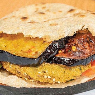 ساندويتش طعمية باذنجان محشي