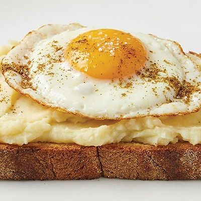 ساندويتش بيض على بطاطس مهروسة