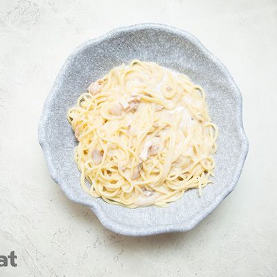 Spaghetti with Chicken and White Sauce