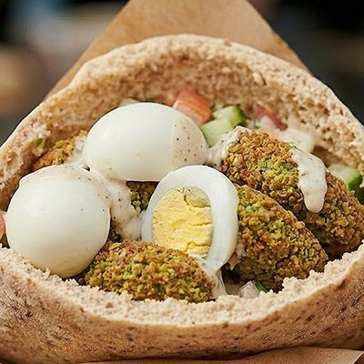 طعمية مع بيض مسلوق