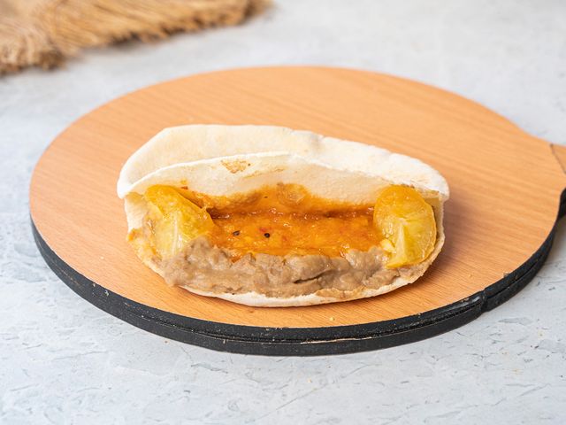 Foul Sandwich with Yellow Lemon