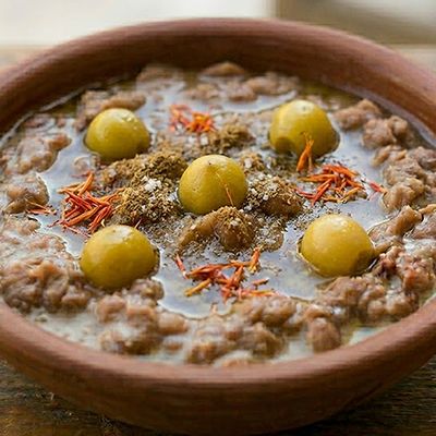 فول مع ليمون مخلل وقرطم