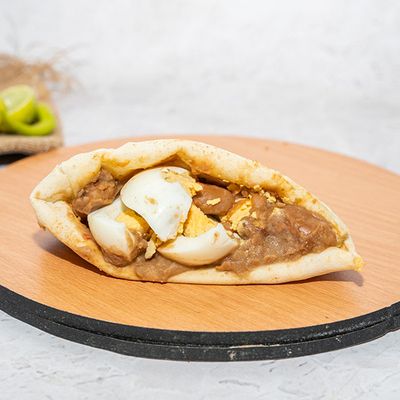 ساندويتش فول مع بيض مسلوق