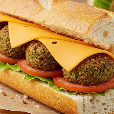 ساندويتش طعمية بالشيدر الفرنسي