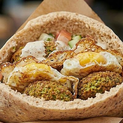 طعمية مع بيض مقلي