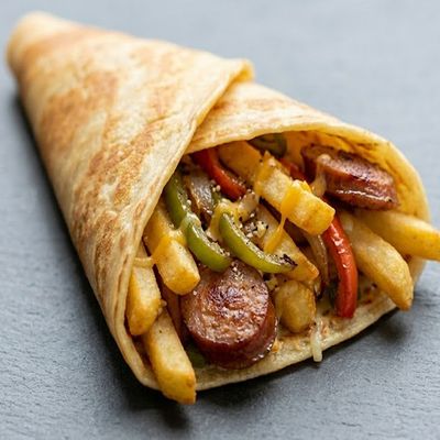 كريب سجق وبطاطس مقلية