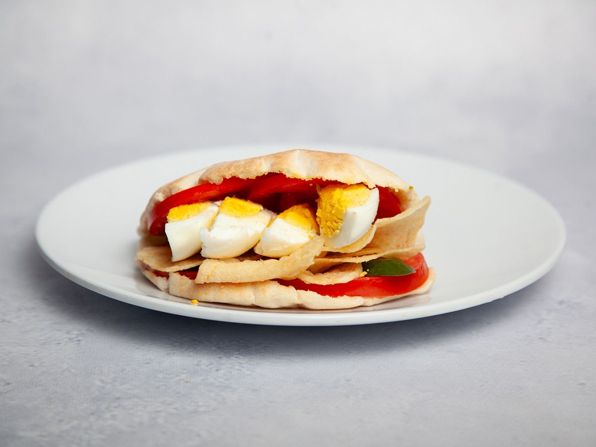 Chips sandwich with egg