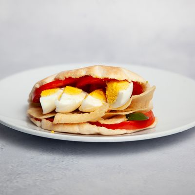 Chips sandwich with egg