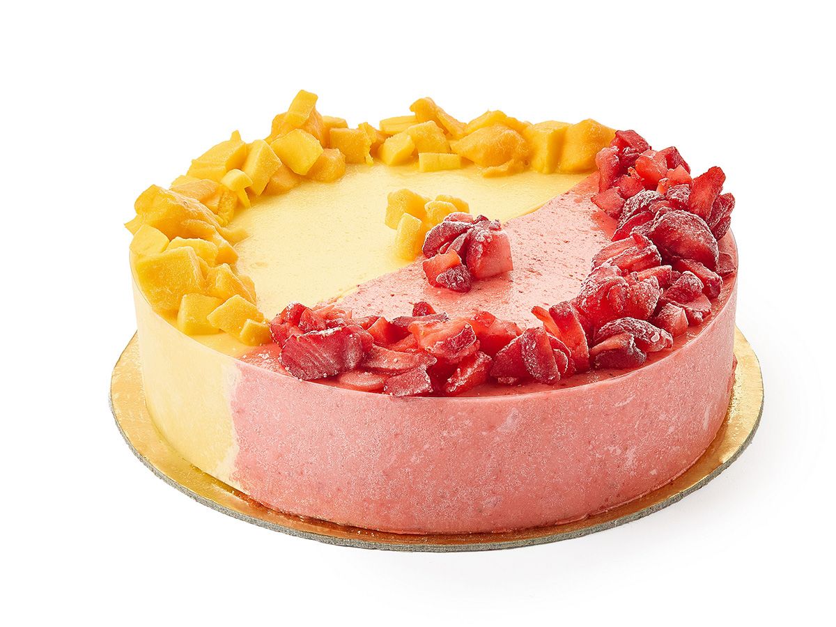 Gelato half mango and half strawberry cake