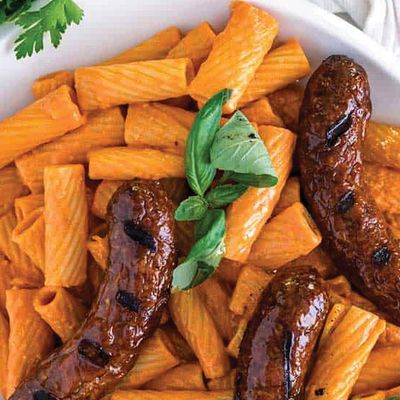 أصابع سجق مشوي على معكرونة الجريل