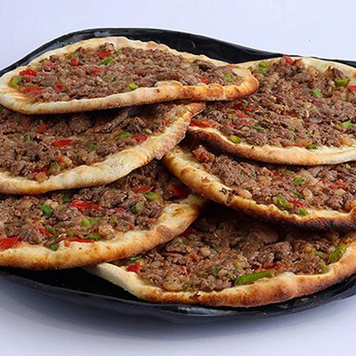 Kilo Minced Meat On Dough Mojarmasheh with vegetables