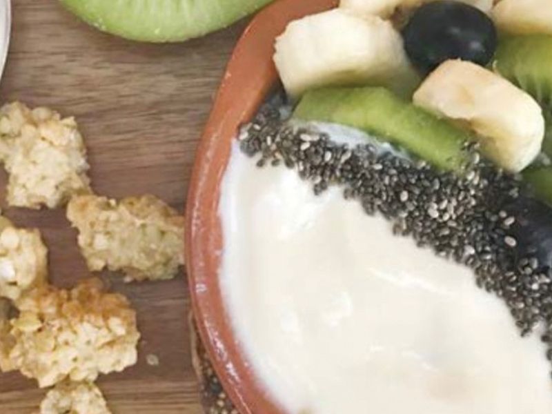 kiwi yogurt with chia seeds