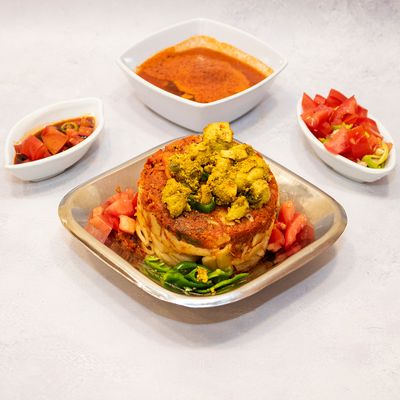 طاجن دجاج مع سلطة وخبز محمص وحلوى