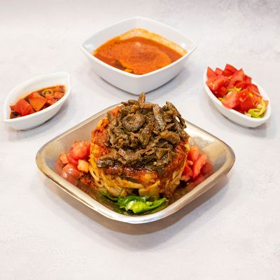 طاجن كبد مع سلطة وخبز محمص وحلوى