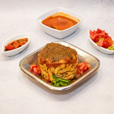 طاجن لحم مع سلطة وخبز محمص وحلوى