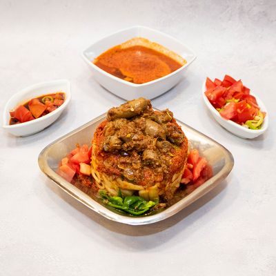 طاجن سجق وسلطة وخبز محمص وحلوى