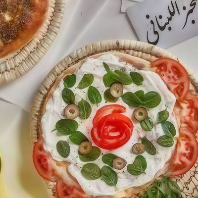 منوشة لبنة مع مرتديلا وخضار