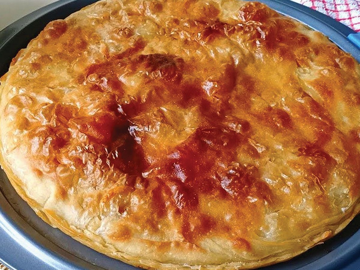 Large Basbousa And Kunafa With Qeshta Pie