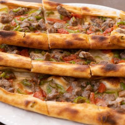 Large minced meat pie